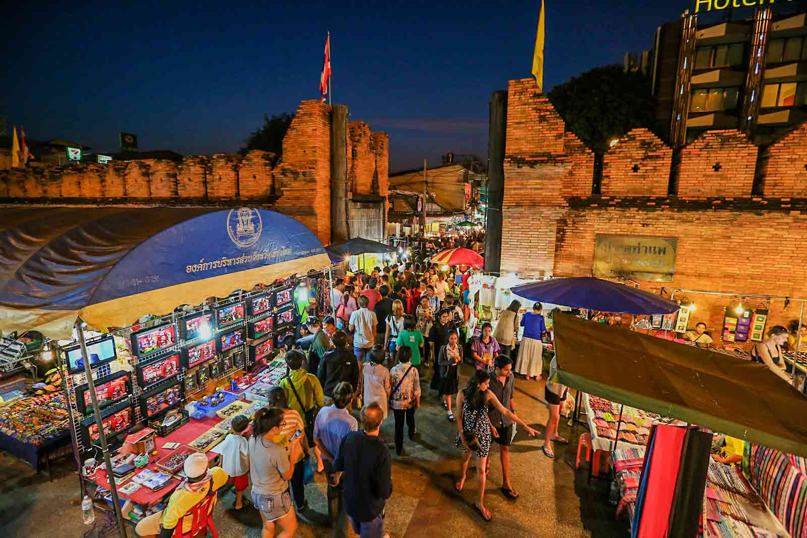 Phae gate and night market